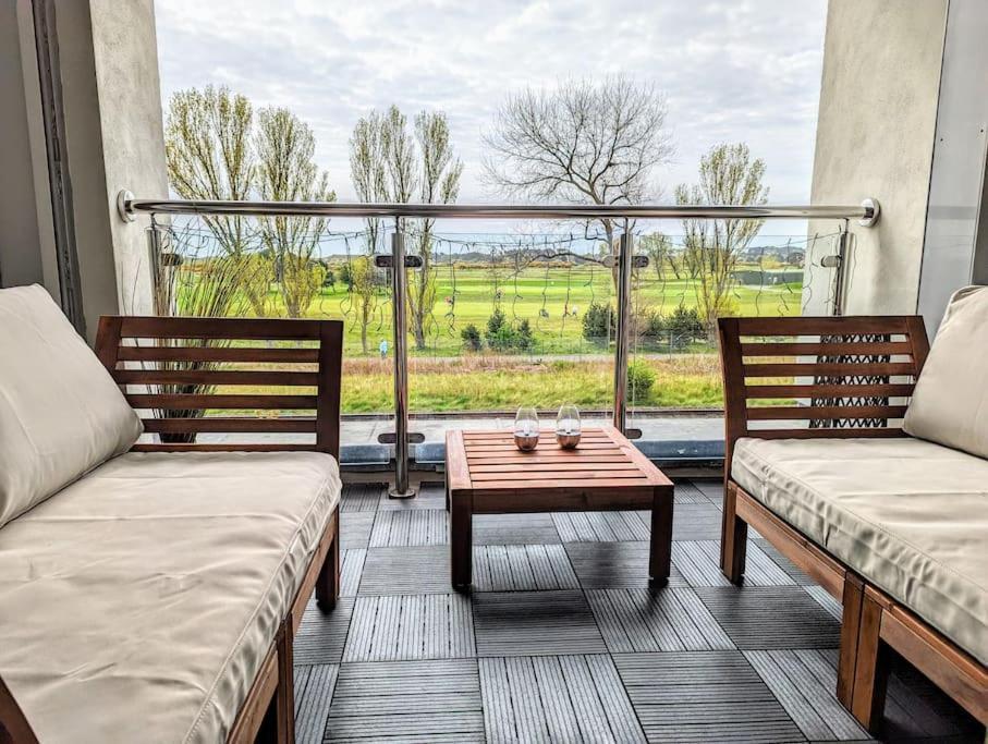 Beautiful 2 Bedroom Flat Overlooking Golf Course 卡诺斯蒂 外观 照片